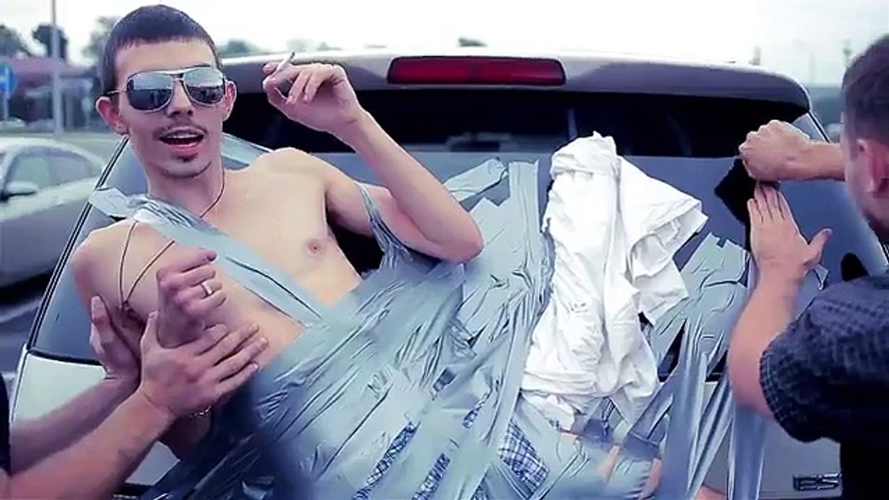 Un Russe scotché à l’arrière d’une voiture qui roule... c'est normal en Russie !
