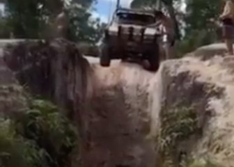 Les Australiens passent partout au volant de leur 4x4... RESPECT !