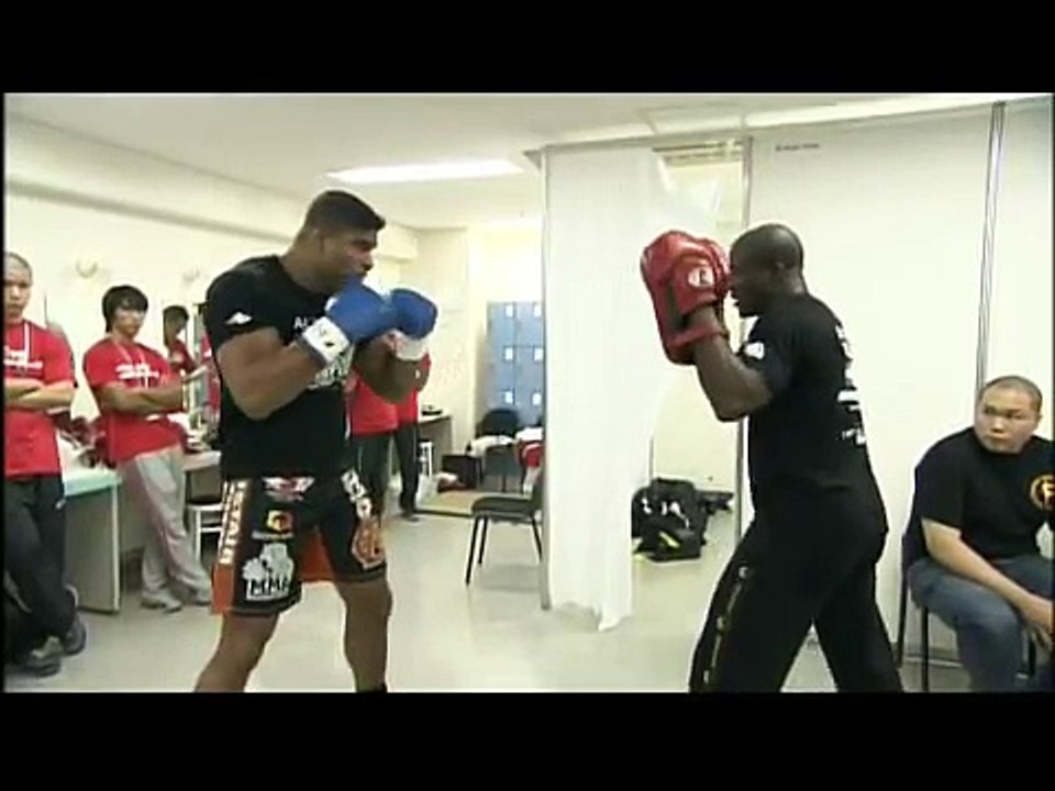 BADR HARI VS ALISTAIR OVEREEM (BACKSTAGE FOOTAGE) - K-1 WGP 2009 FINAL