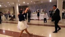 Девушка танцует лезгинку