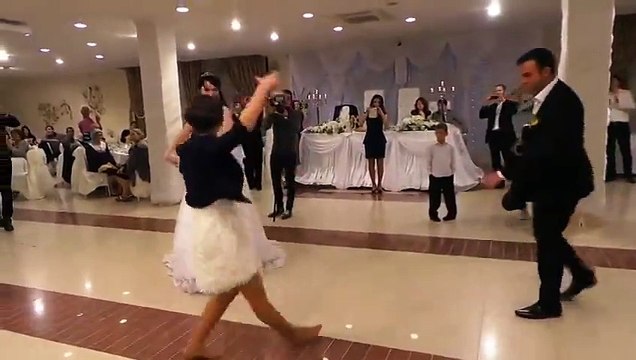 Девушка танцует лезгинку