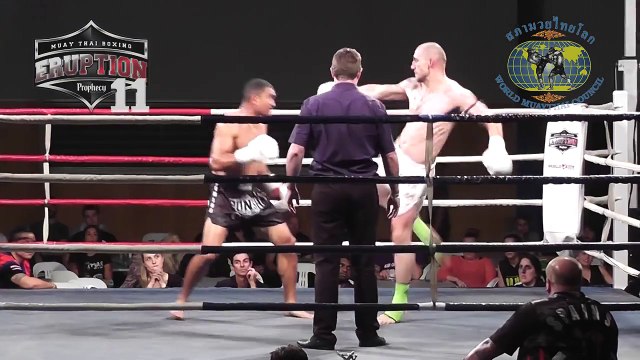 Lutador insiste em sequência de chutes e consegue nocaute chocante em evento de Muay Thai