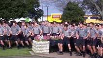 Des lycéens néo-zélandais font un haka en hommage à leur professeur décédé