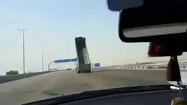 Un camion avec la benne levée roule sur l'autoroute (Arabie Saoudite)