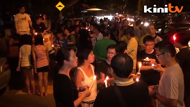 Auntie Bersih gives vigil-goers words of wisdom