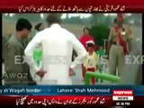PTI Leader Shah Mehmood crosses Zero line by mistake at Wagah border
