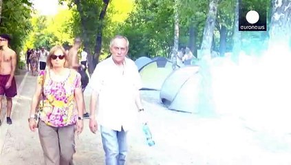 Müzik festivalinden göçmenlere yüzlerce çadır