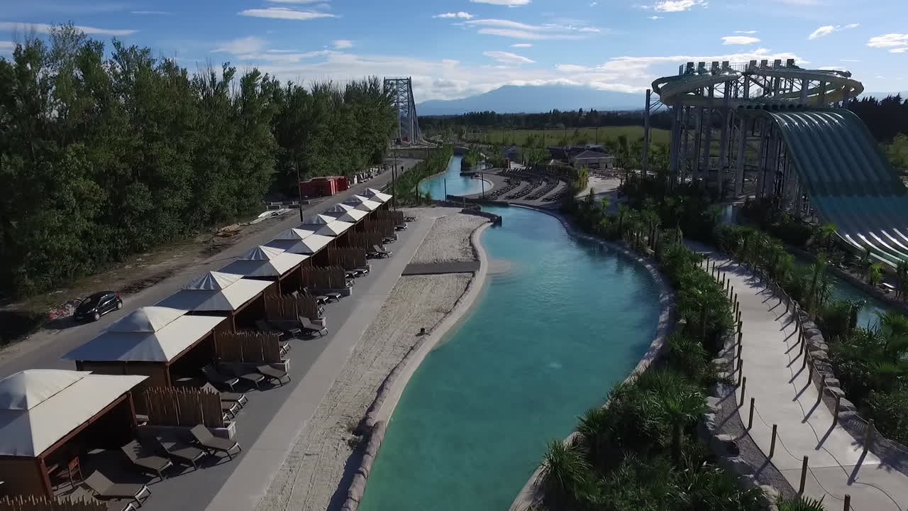 Neuer Wasserpark in Frankreich: Rutschen, surfen, Tretboot fahren