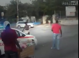 crazy guy fight police with knife
