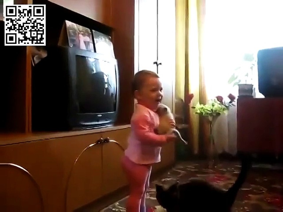 Прикол Кошка забрала котёнка!