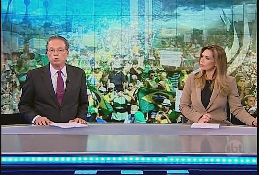 Manifestantes lotam a Paulista em protesto contra o governo