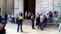 Trabajadores de EMT abuchean a Fabra, Gallardón y Barberá en su visita al Tribunal de las Aguas