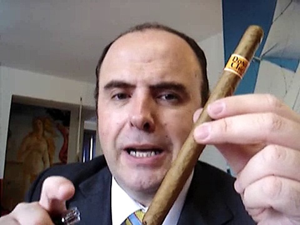 Como encender un puro. How to smoke a cigar for beginners