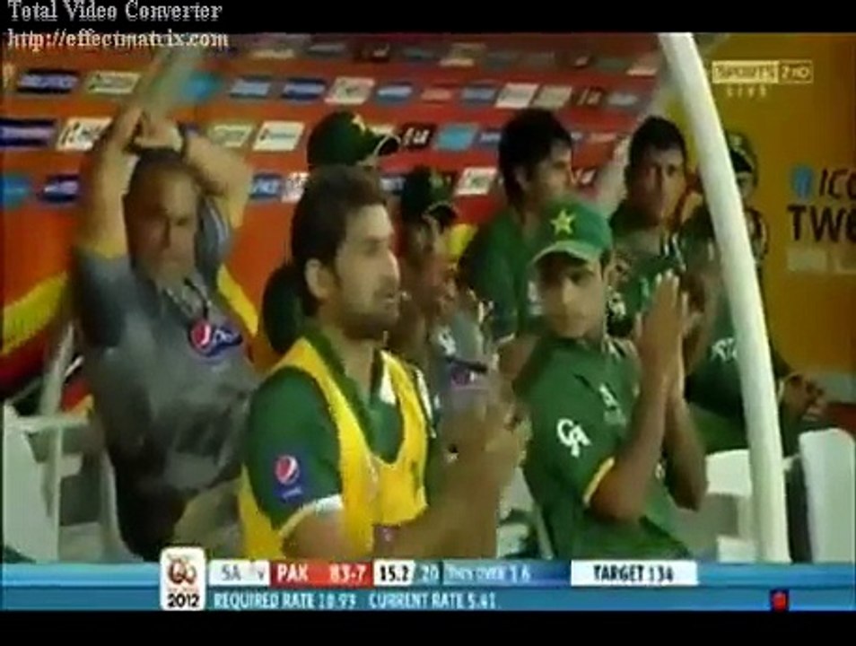 Umar Gul smacks three massive sixes for Pakistan