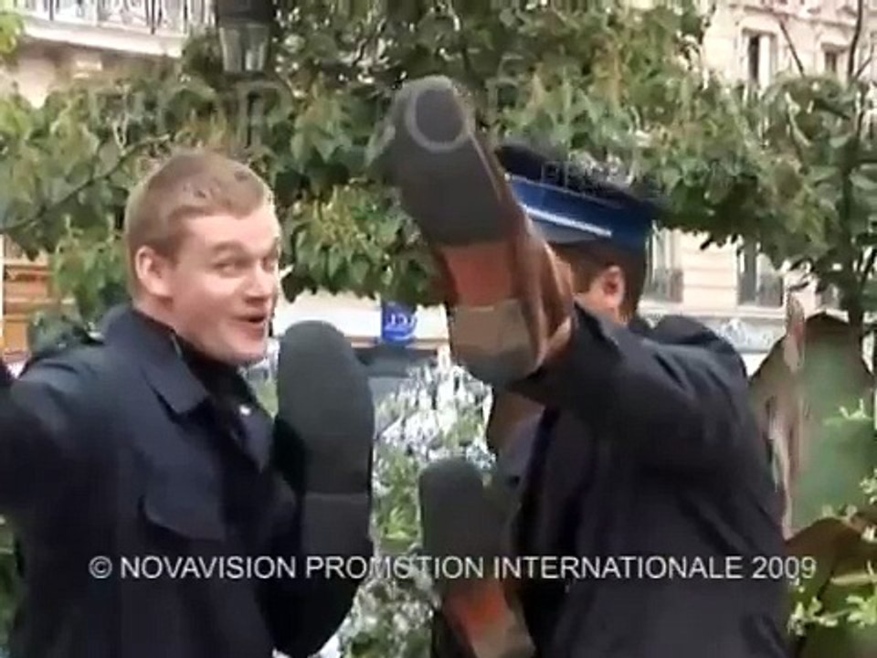 Hidden Camera : Shoes Off !