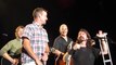Les Foo Fighters invitent un fan qui pleure sur scène !