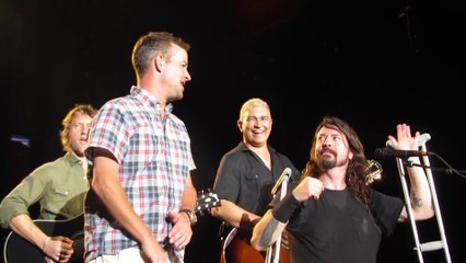 Les Foo Fighters invitent un fan qui pleure sur scène !