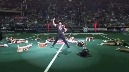 Un joueur de Foot US rejoint les danseuses et danse comme un dieu avant le match ! Arizona Rattlers