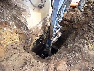 Das Fundament fängt sich eine Unterfangung ein - Bagger mit Feingefühl