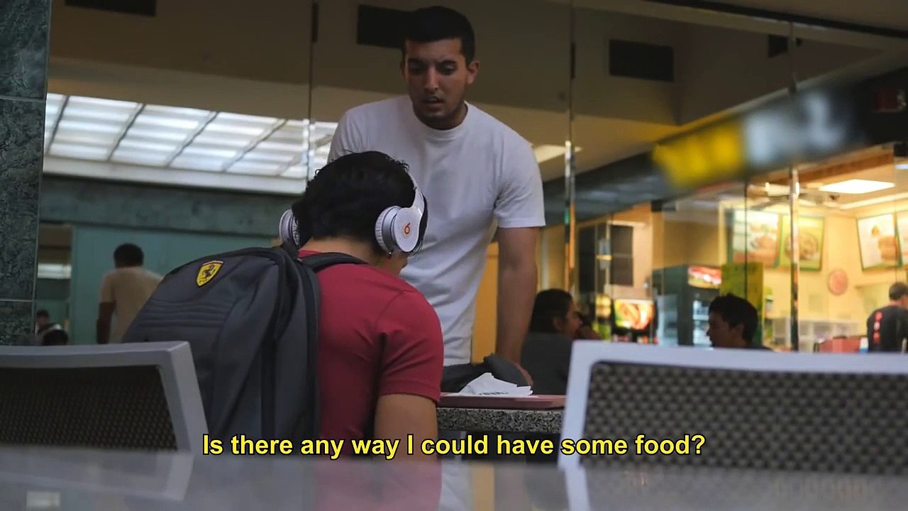 Un SDF partage sa nourriture alors que d'autres ne le font pas