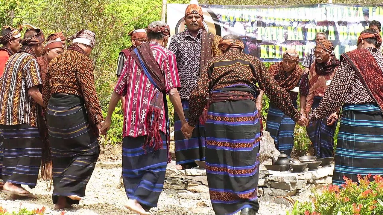 Chant et danse traditionnels au volcan Kelimutu (Florès)