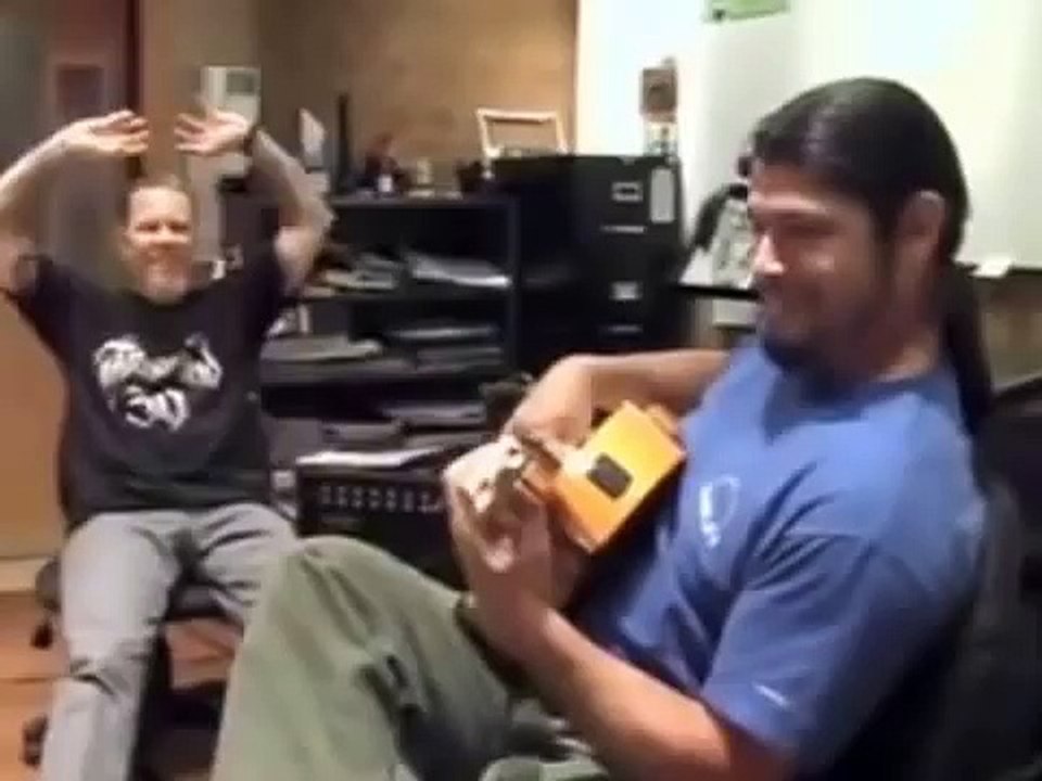 Robert Trujillo plays Flamenco on an acustic guitar