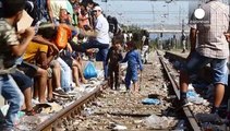 Tren de la esperanza o de la miseria: miles de refugiados hacinados van hacia Hungría