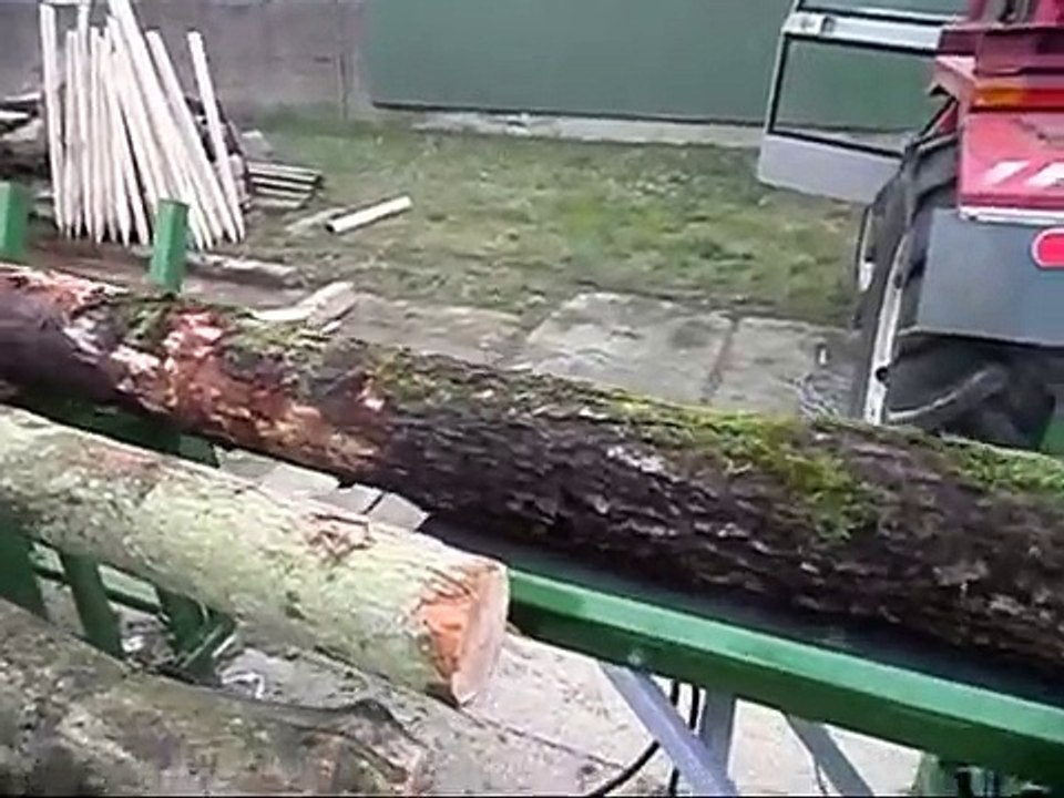 Film TMS-45Z.wmv Sägespaltautomat Zapfwelle Firewood Processor