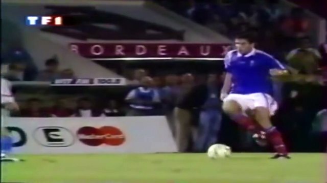 Zap Foot du 18 Août : le premier but de Zizou, un coup franc à la Roberto Carlos, Suarez et ses envies