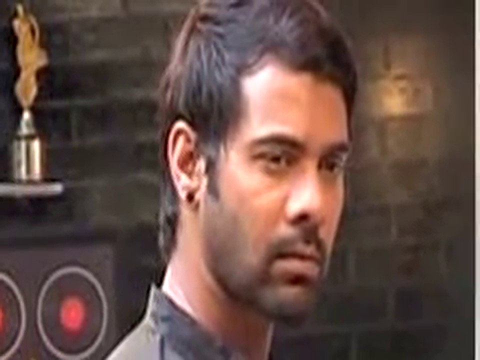 Pragya Ka Naya Avtaar Dekh Abhi Aur Gherwale Hai Pareshaan - 18 August 2015 - Kumkum Bhagya