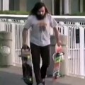 Régis essaye deux skateboards