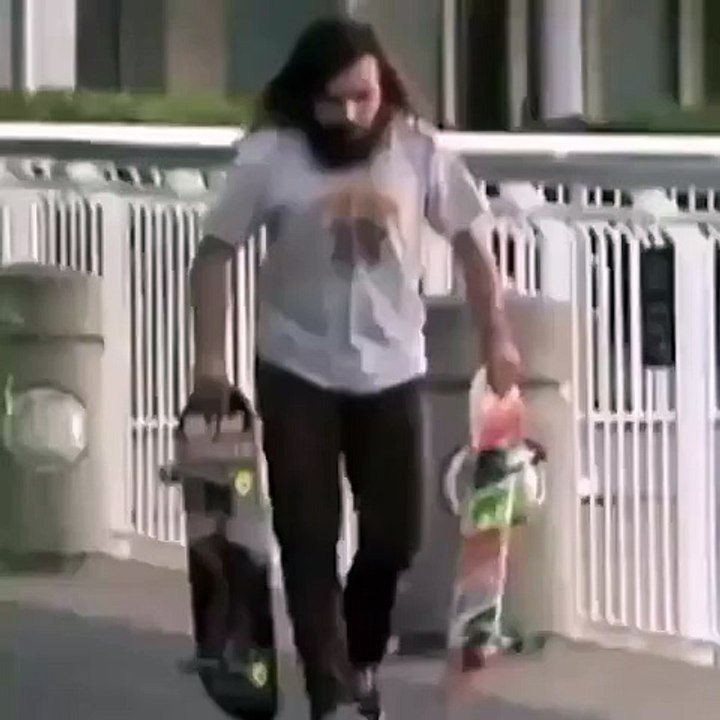 Régis essaye deux skateboards
