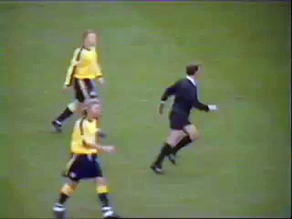 Pourquoi les arbitres ne tapent jamais dans le ballon ?