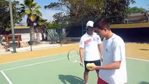 Óscar Borrás con Adrià Mas enseña los ejercicios para mejorar el segundo servicio en tenis