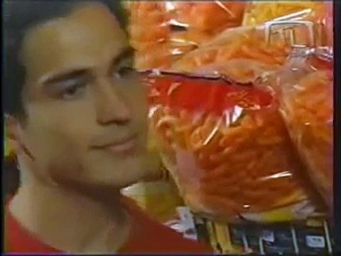 Juan david besa a Marcela, ella lo cachetea