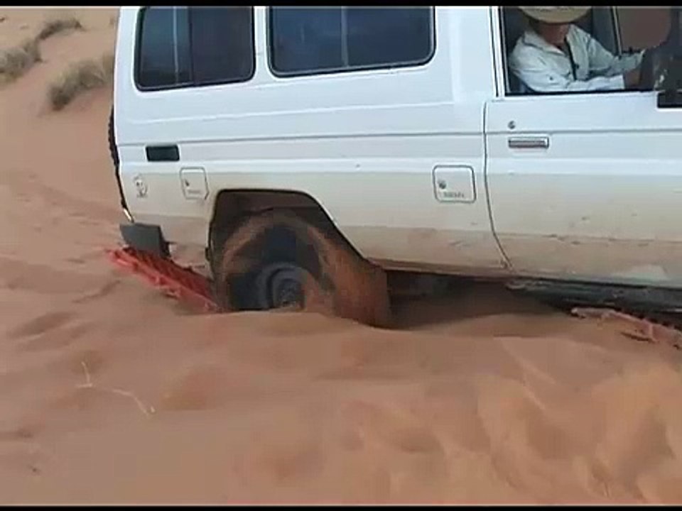 MAXTRAX Toyota Troopcarrier in Simpson Desert