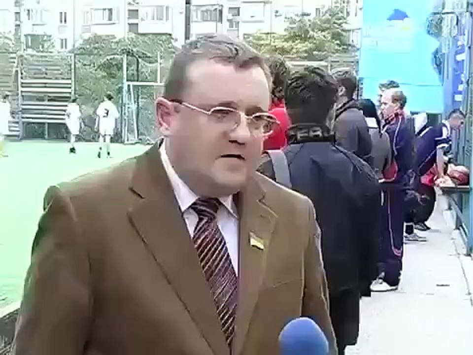 Футбол наказывает зануд (Football punishes nerds)
