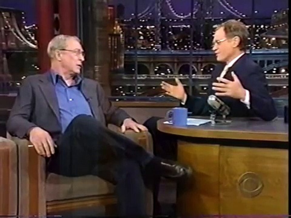 MICHAEL CAINE ON DAVID LETTERMAN SHOW - TALKS ABOUT JACK NICHOLSON & PETER O'TOOLE, 1998 (11)