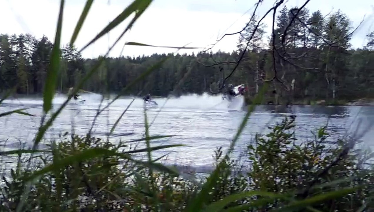 Un scooter des neiges contre un jetski