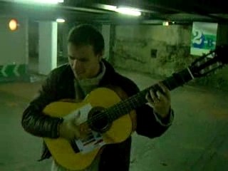 A Nîmes guitare dans un parking...