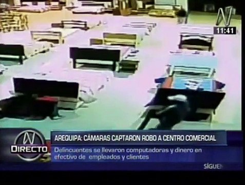 Arequipa: Robaron S/. 25 mil de una tienda de muebles en 5 minutos [Video]