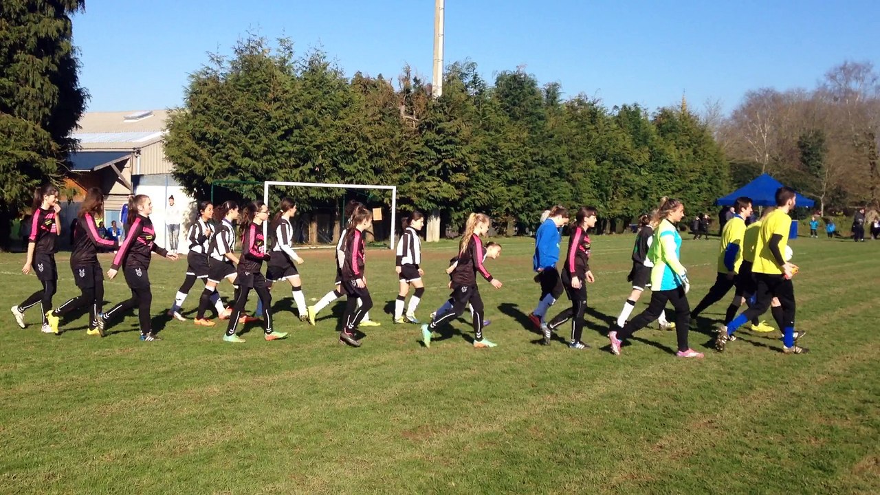 Entrée des filles pour le match contre Quimper A remportée 1-0 au tournoi de Plougonven