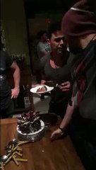 SNAPCHAT | Luan Santana faz festa surpresa de aniversário para Zezé Di Camargo