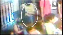 Strage di Bangkok: presunto attentatore ripreso in un video, è caccia all'uomo