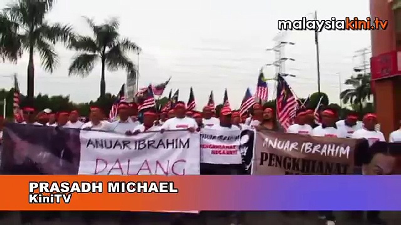 Pro-BN groups throw eggs, sticks at PKR supporters