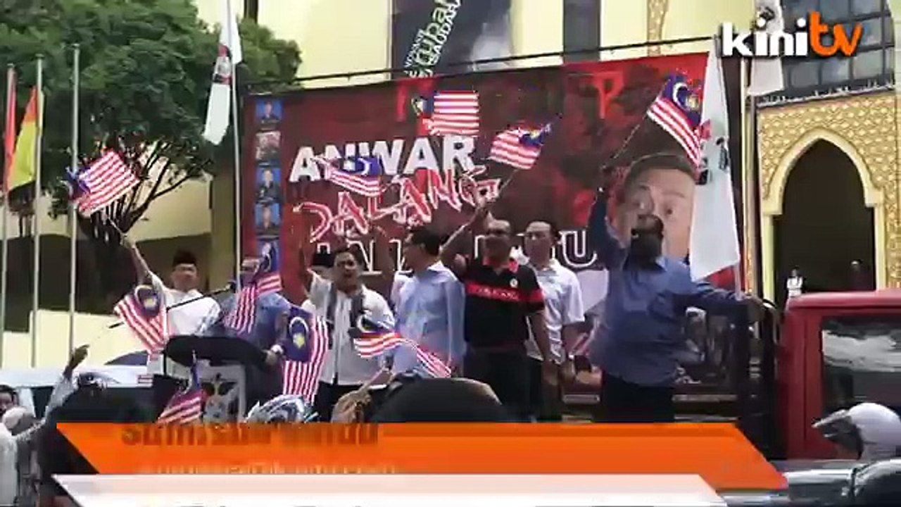 Anti-Anwar protest at National Mosque