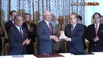 Najib signs clean polls pledge