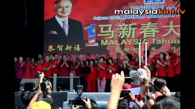 Rosmah sings for CNY crowd