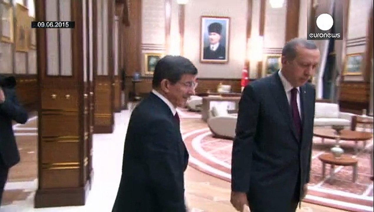 Davutoglu gibt Auftrag zur Regierungsbildung ab