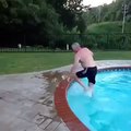 Havuza balıklama atlamak isteyen yaşlı adamın sonu